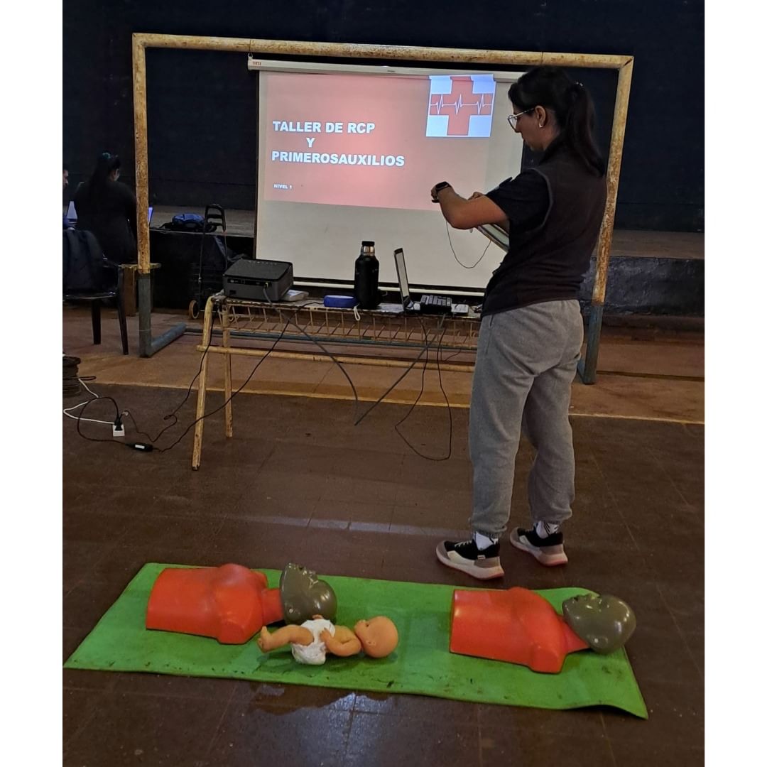 Taller en primeros auxilios El pasado 6 de junio enmarcado dentro del proyecto interno Plan de seguridad en la EAE el personal y estudiantes del sexto año se unieron para participar en el taller de primeros auxilios 2